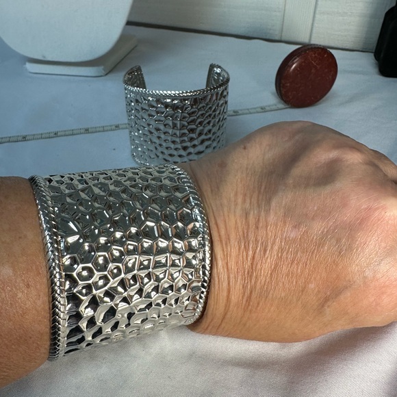 Two embossed silvertone cuff bracelets - Picture 5 of 5